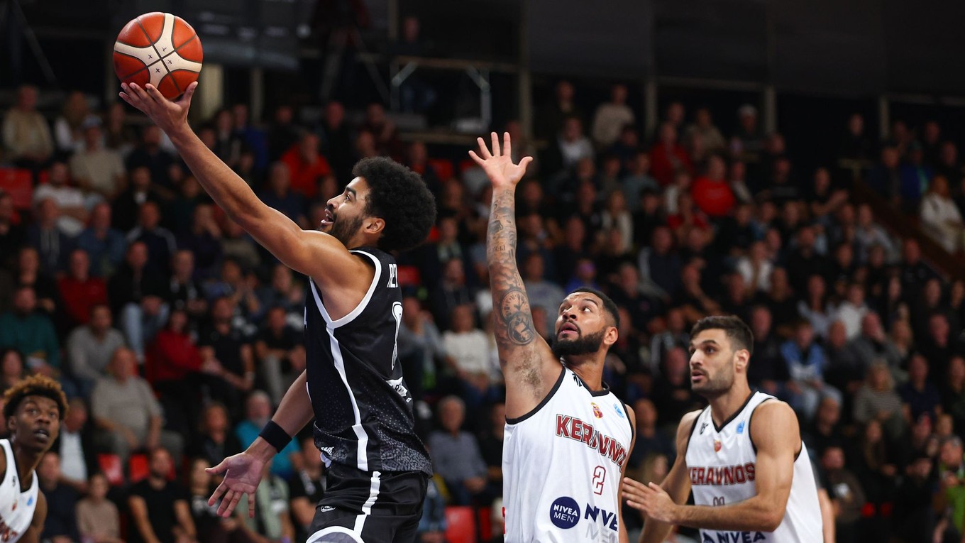 Noah Reynolds (Prievidza), Darnell Antonio Edge a Michalis Koumis (obidvaja Keravnos) bojujú o loptu počas zápasu D-skupiny Európskeho pohára FIBA.
