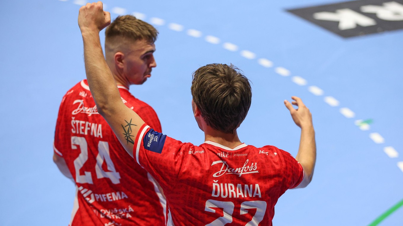 Zľava Marek Štefina a Adam Ďurana (obaja Považská Bystrica) sa radujú z gólu