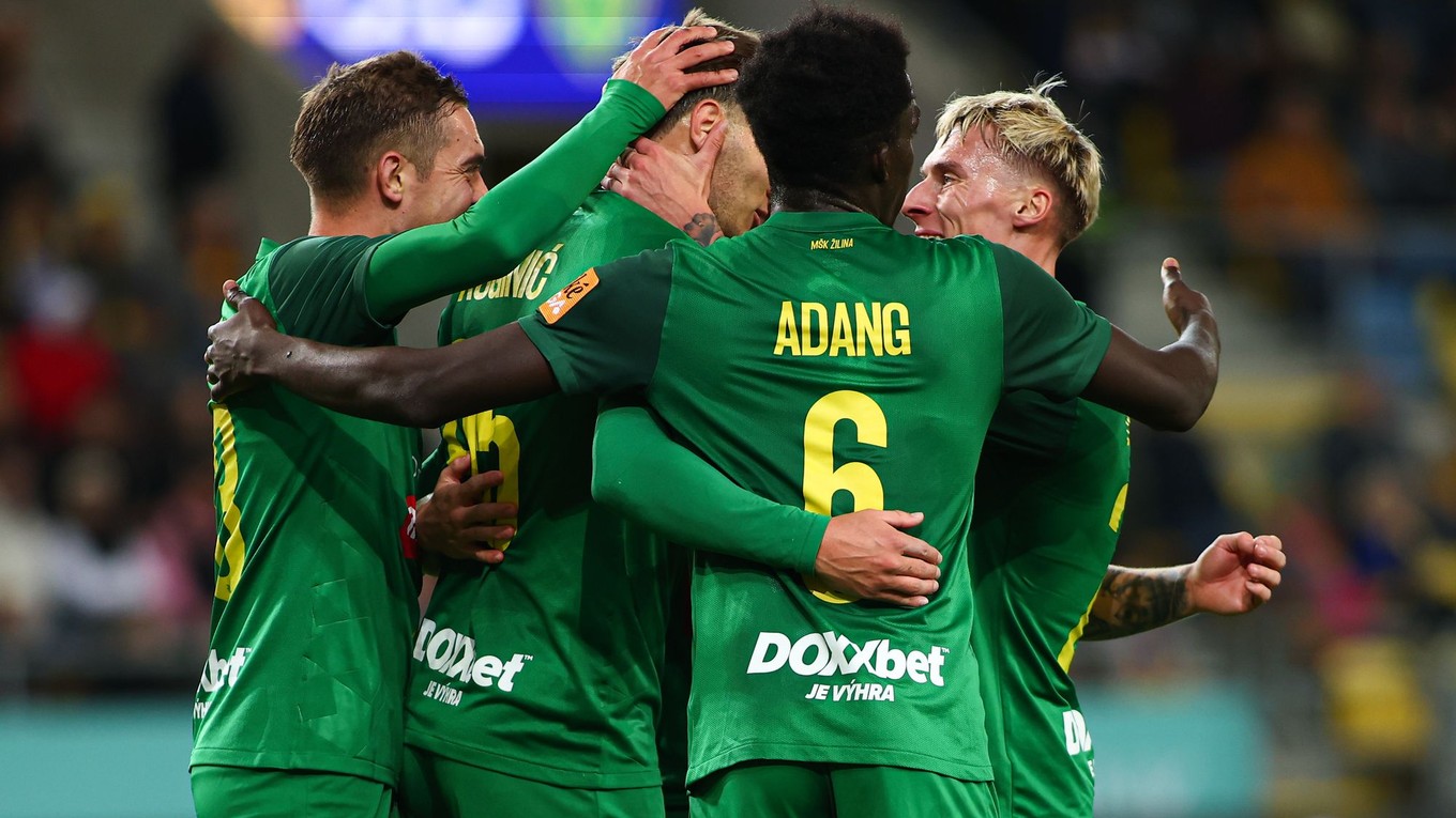 Hráči MŠK Žilina sa radujú z gólu.