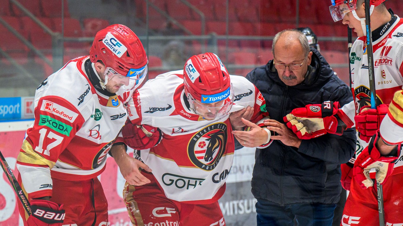 Na snímke uprostred Samuel Hain (Prešov) korčuľuje za pomoci z ľadu po ťažkom strete so súperom.