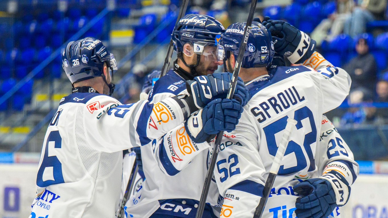 Hráči Popradu sa tešia z gólu počas zápasu 16. kola hokejovej Tipsport ligy HK Poprad - Vlci Žilina.