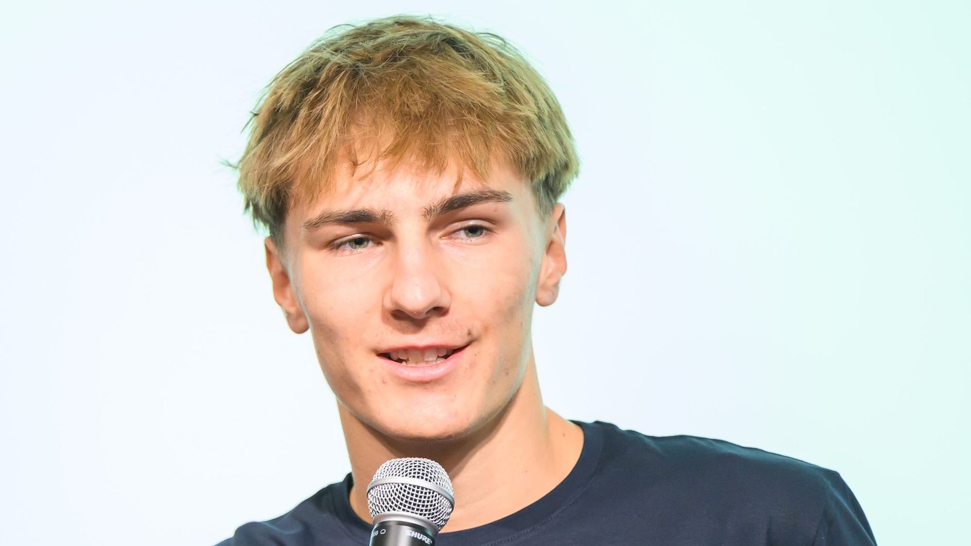 Na snímke skokan na lyžiach Hektor Kapustík.