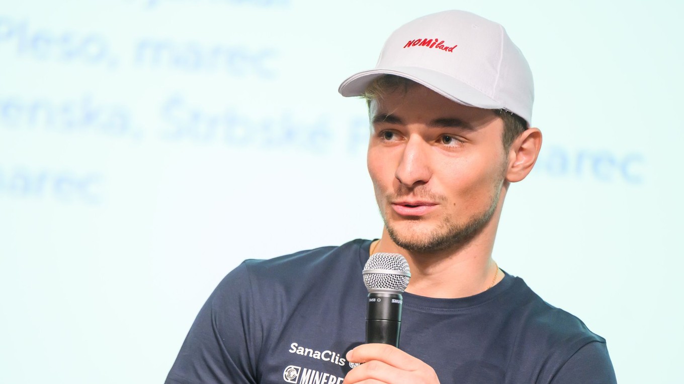Lyžiar Adam Nováček počas tlačovej konferencie Zväzu slovenského lyžovania (ZSL).
