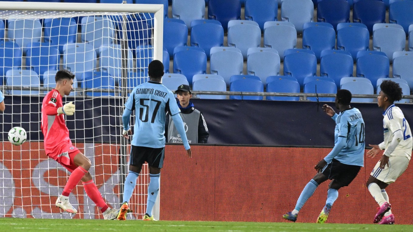 Futbalista Slovana Alasana Yirajang (druhý sprava) si strieľa vlastný gól v zápase proti Štrasburgu.