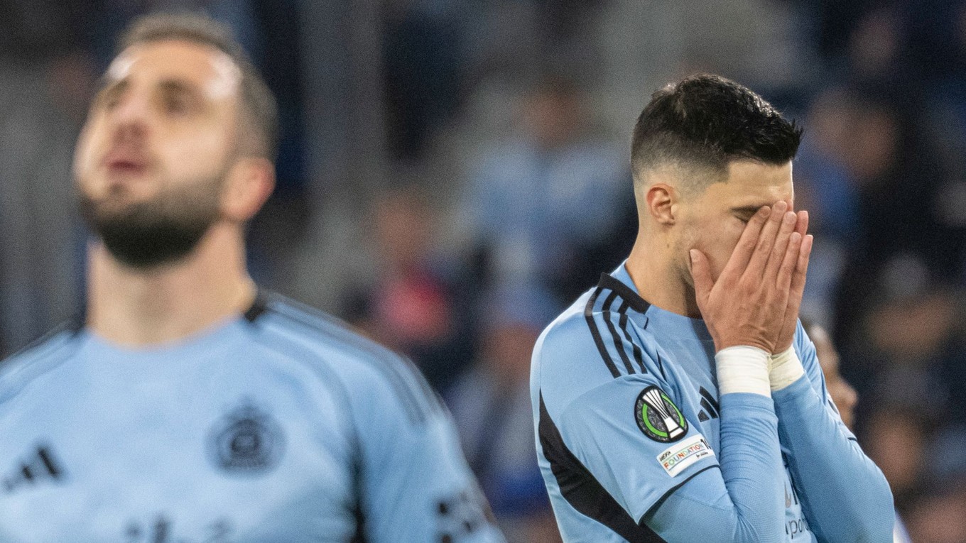 Sklamaní hráči Slovana Bratislava Marko Tolič (vpravo) a Tigran Barseghjan v zápase proti Štrasburgu. 