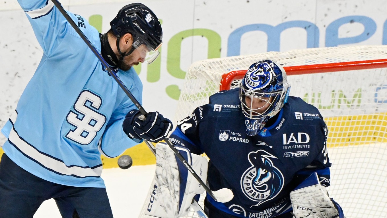 Vľavo Radovan Bondra (Slovan) a vpravo brankár Filip Belányi (Poprad)