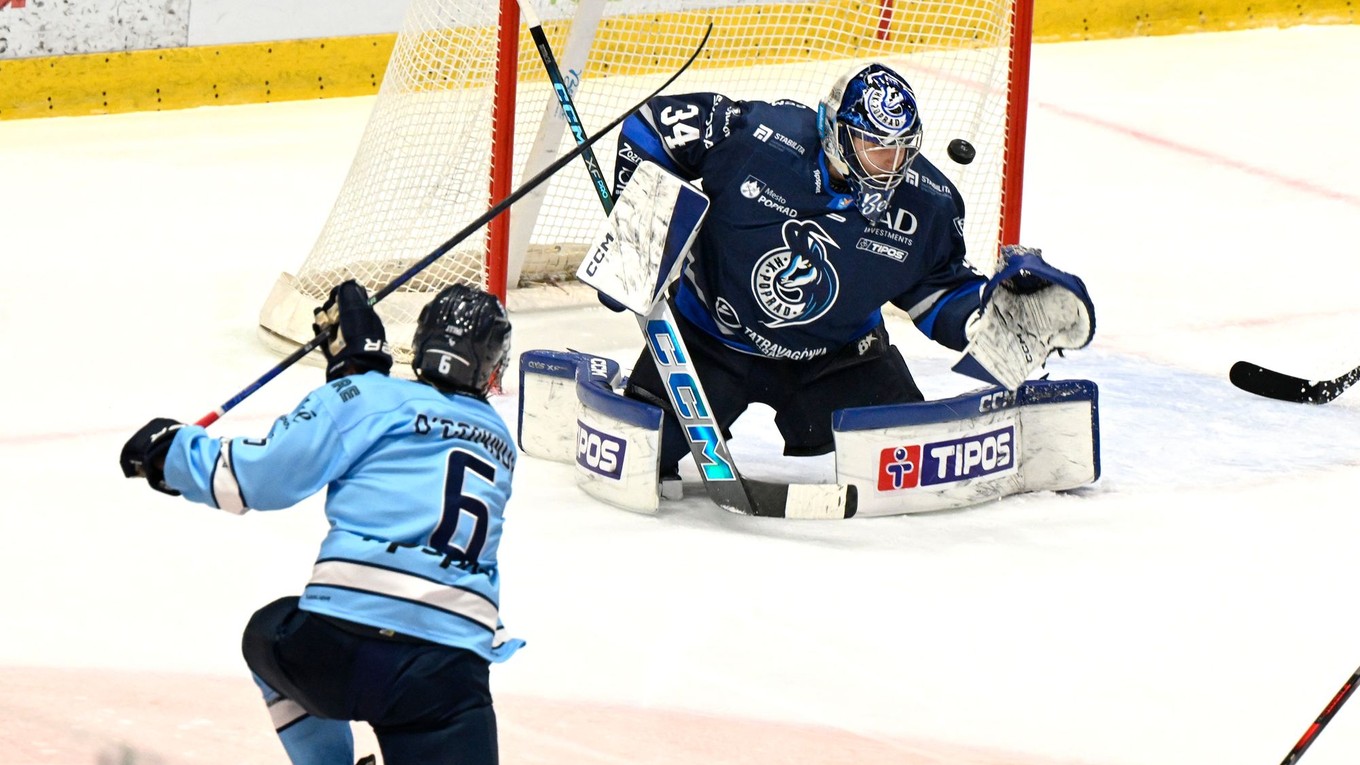 Ryan O'Connor strieľa gól brankárovi Popradu Filipovi Belányimu.