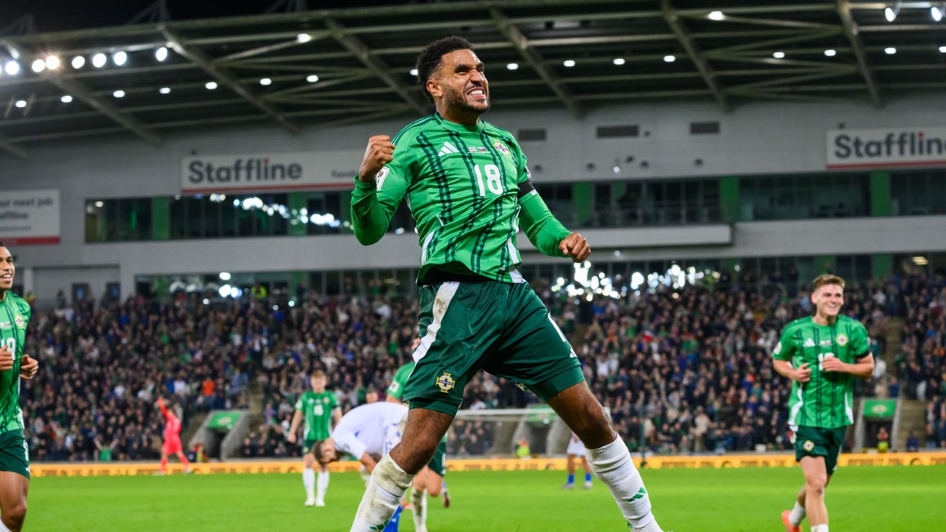 Jamie Reid (Severné Írsko) sa teší z gólu počas zápasu A-skupiny európskej kvalifikácie MS2026 vo futbale mužov Severné Írsko - Slovensko.