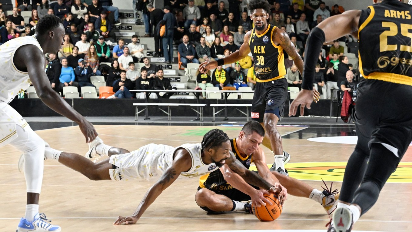 Na snímke zľava uprostred Rickey McGill (Levice) a Dimitris Flionis (Atény) v zápase F-skupiny 3. kola skupinovej fázy LM v basketbale mužov Patrioti Levice - AEK BC Atény.