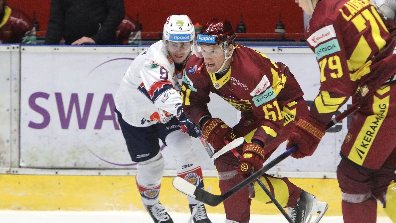 Marek Šramaty (Zvolen) a Filip Akl (Trenčín) bojujú o puk počas predohrávky 14. kola Tipsport ligy HKM Zvolen - HK Dukla Trenčín.