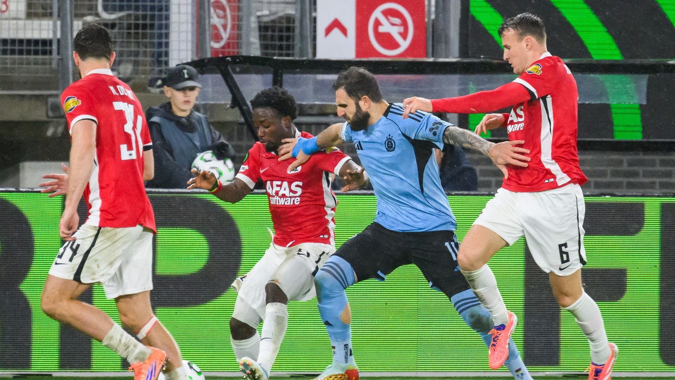 Mees de Wit, Ibrahim Sadiq (obaja Alkmaar), Tigran Barseghjan (Slovan) a  Peer Koopmeiners (Alkmaar) bojujú o loptu počas zápasu 2. kola ligovej fázy Konferenčnej ligy.
