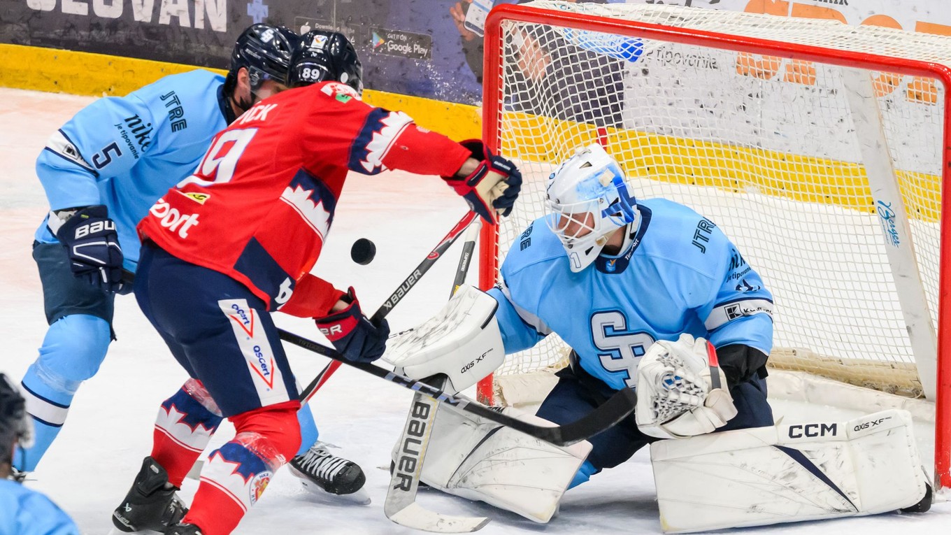 Zľava Patrik Bačík (Slovan), Cole Cassels (Zvolen)  a Henri Kiviaho (Slovan) počas 15. kola Tipsport ligy HC Slovan Bratislava - HKM Zvolen.