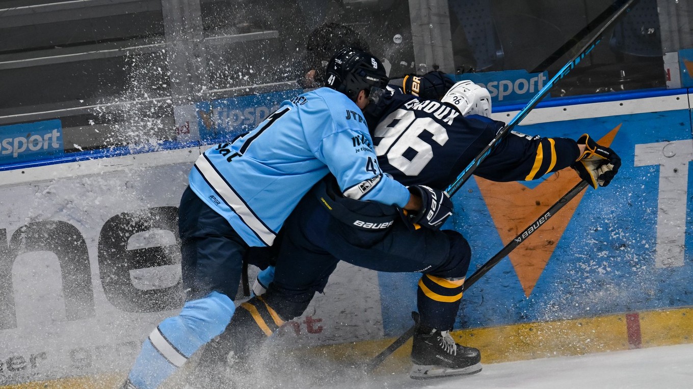 Zľava Dominik Jendek (HC Slovan Bratislava) a Damien Giroux (HK Spišská Nová Ves)  bojujú o puk pri mantineli počas zápasu 13. kola hokejovej Tipsport ligy HC Slovan Bratislava - HK Spišská Nová Ves.