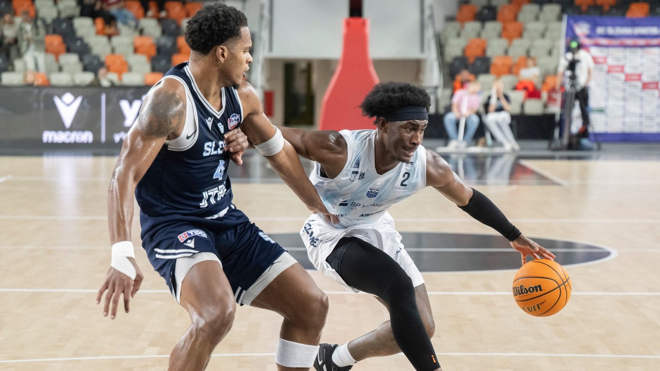 Shamiel Stevevnson (Slovan) a Deondre Bums (Priština) v zápase European North Basketball League (ENBL).