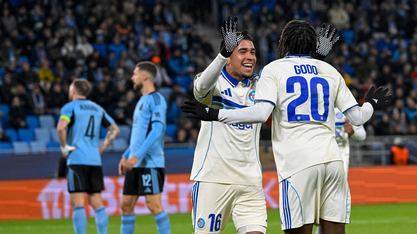 Futbalisti Štrasburgu sa tešia z gólu v zápase Konferenčnej ligy proti Slovanu Bratislava.