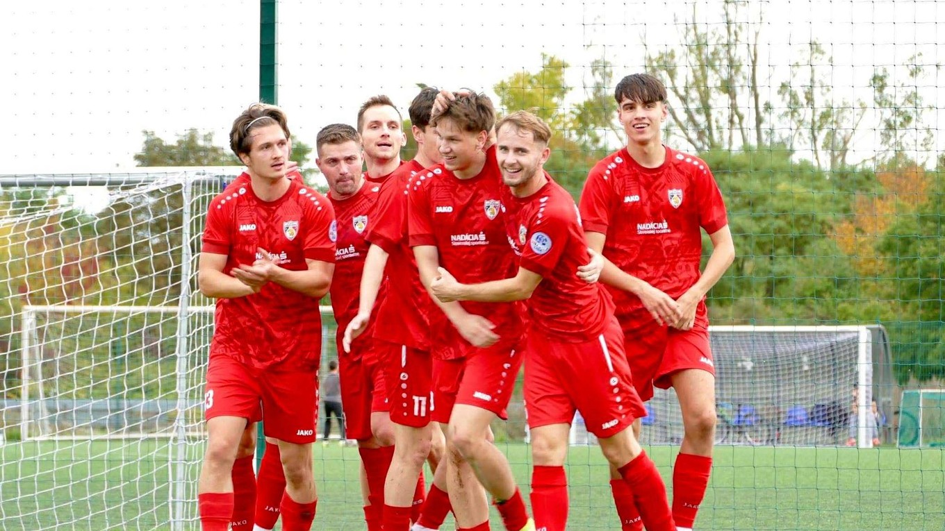 Druhý sprava Andrej Pollák v drese Sabinova.