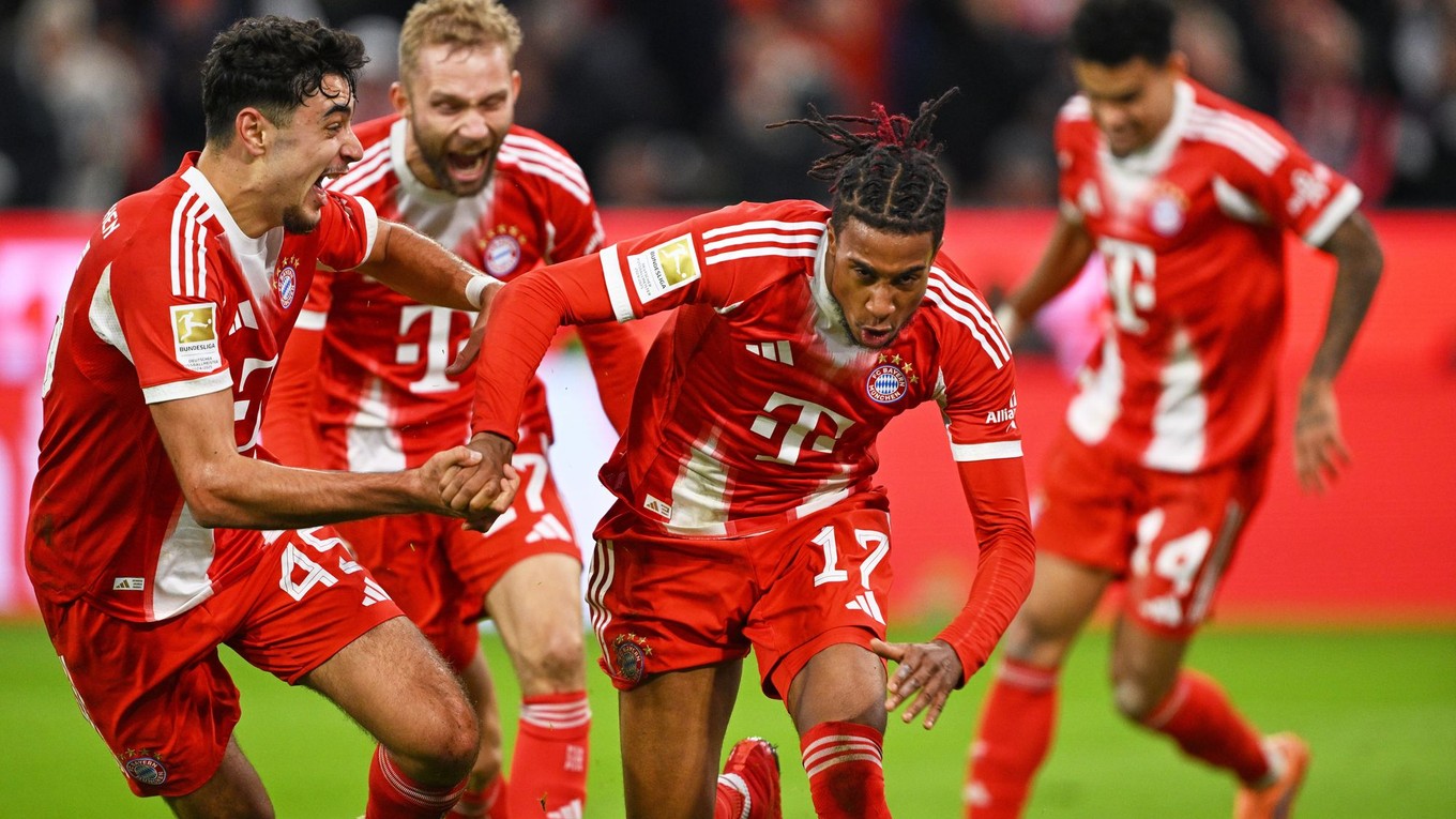 Futbalista Bayernu Mníchov Michael Olise (uprostred) sa teší z gólu do siete Dortmundu.