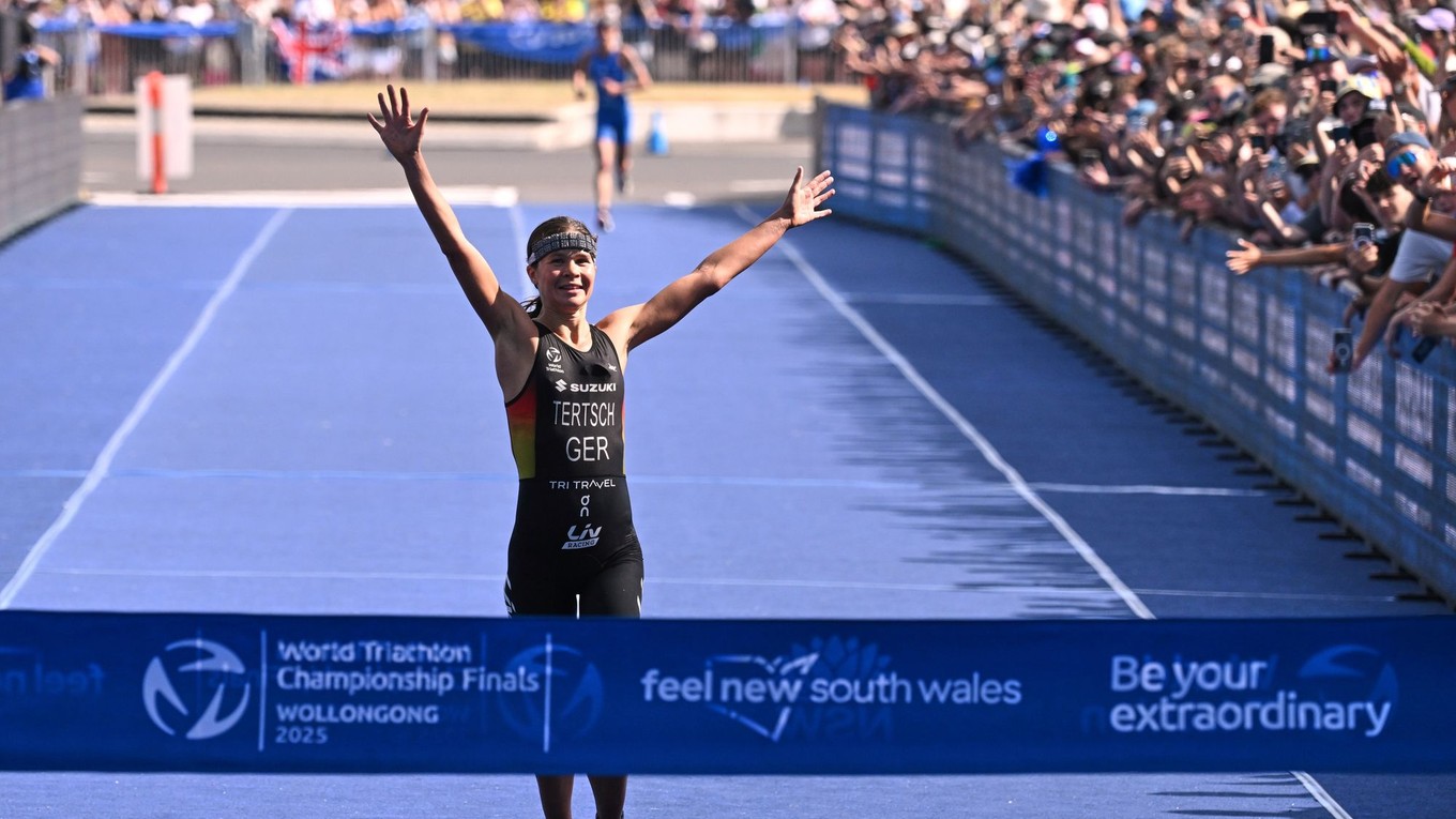 Lisa Tertschová víťazí vo finále svetovej série World Triathlon.