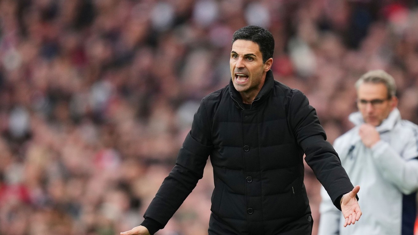 Tréner Arsenalu Mikel Arteta reaguje v zápase 7. kola anglickej Premier League FC Arsenal - West Ham United.