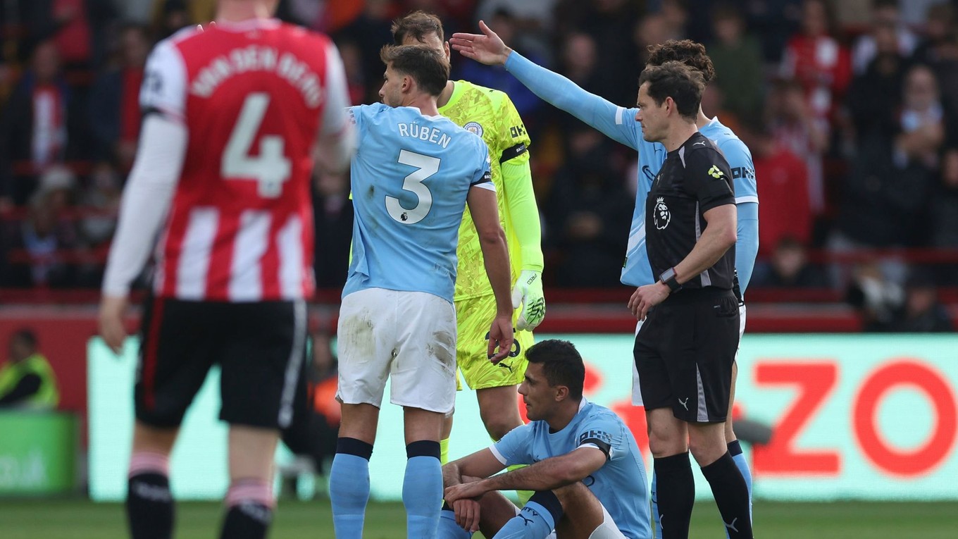 Rodri po tom, čo sa zranil v zápase proti Brentfordu.