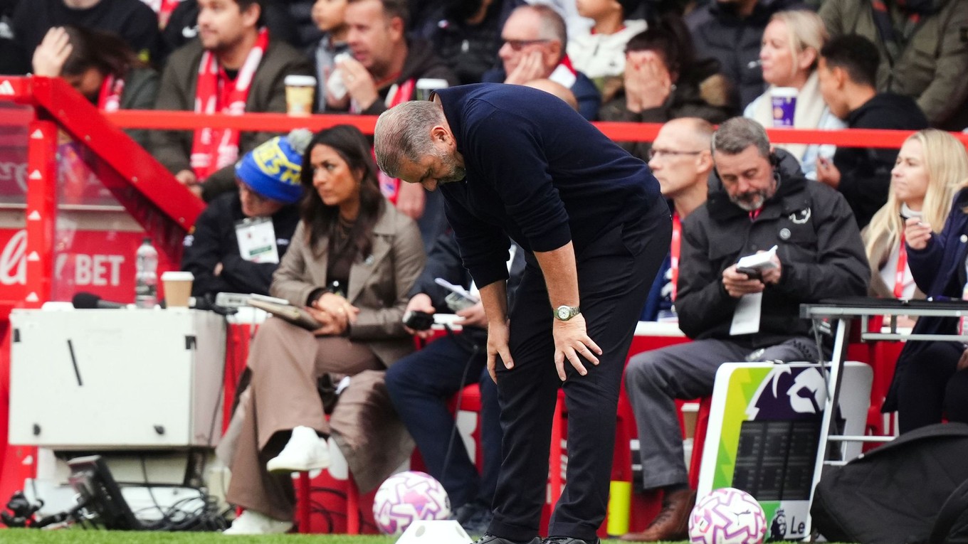Tréner Nottinghamu Ange Postecoglu reaguje v zápase 8. kola Premier League Nottingham Forest - FC Chelsea Londýn.