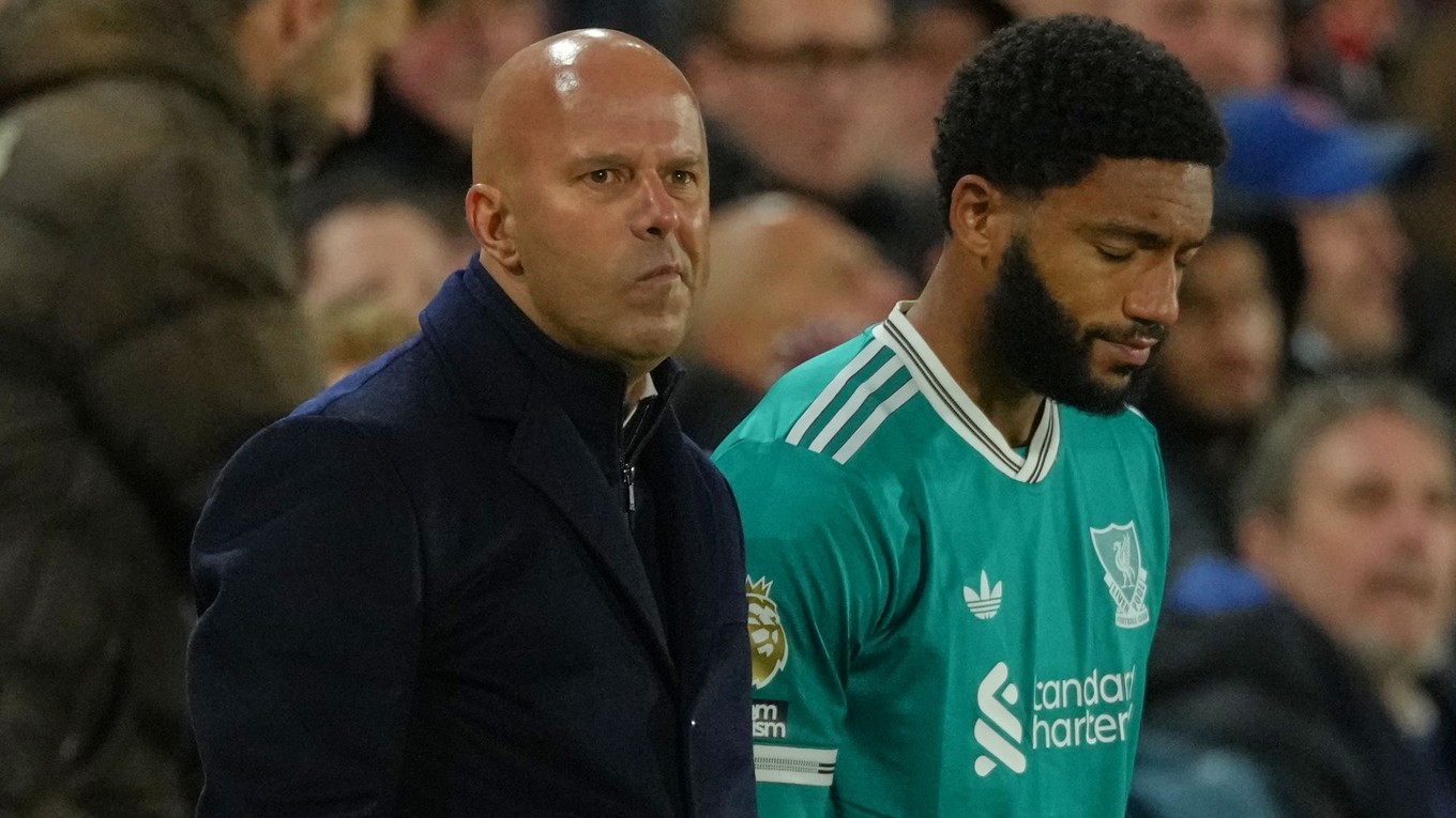 Arne Slot a Joe Gomez.