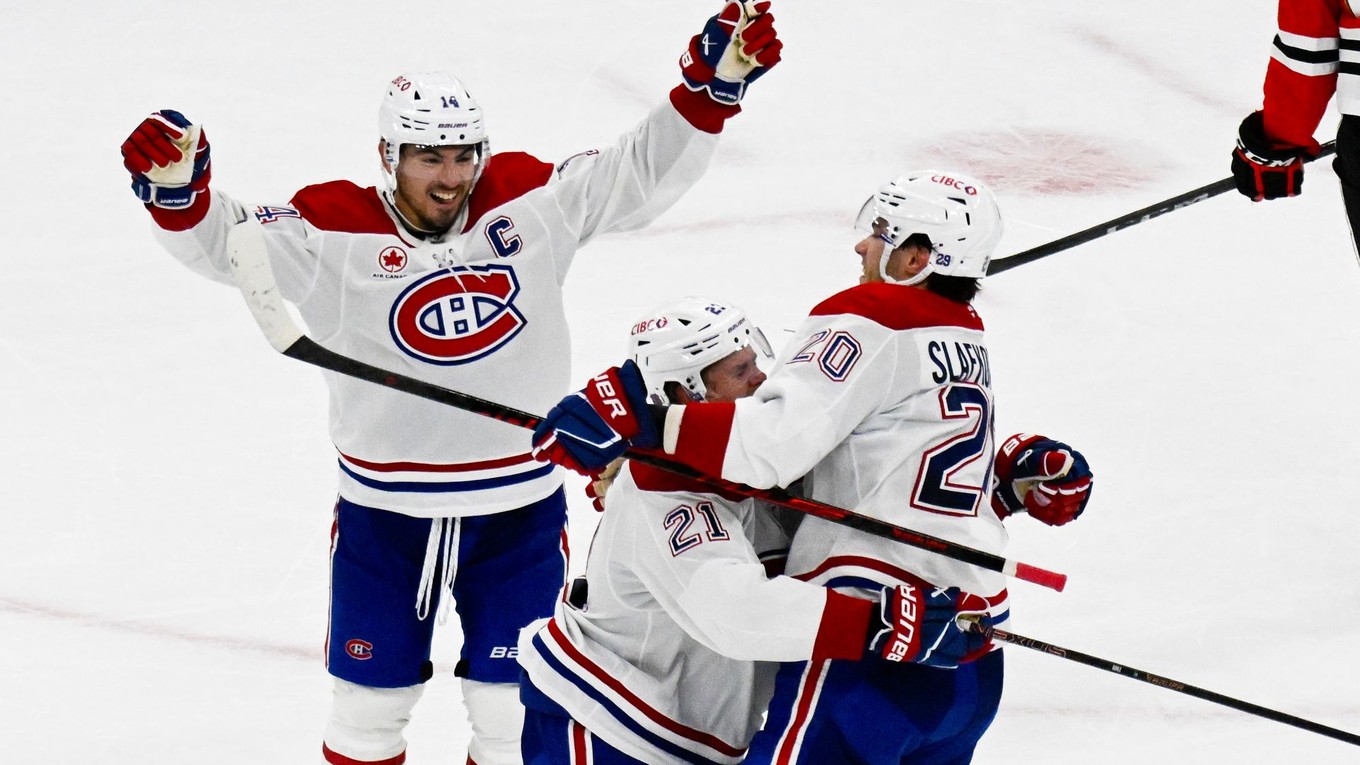 Gólová radosť hráčov Montrealu, vpravo Juraj Slafkovský (20). 