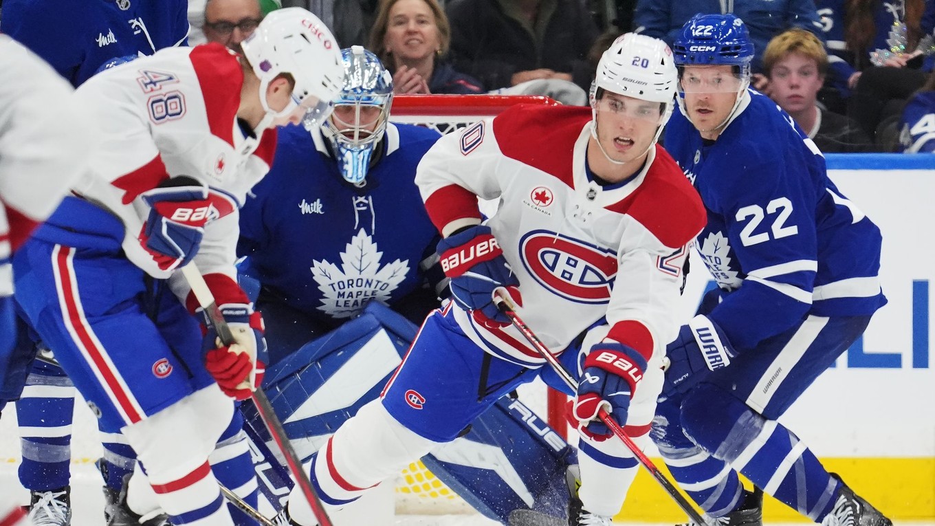 Juraj Slafkovský (vpravo) v zápase Montrealu proti Torontu. 