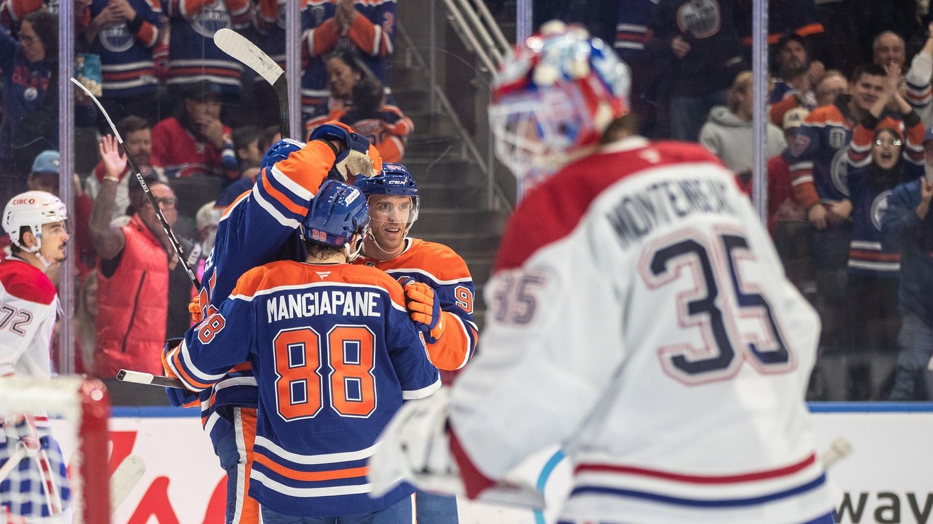 Hokejisti Edmontonu oslavujú gól, vpravo sklamaný brankár Montrealu Sam Montembeault.