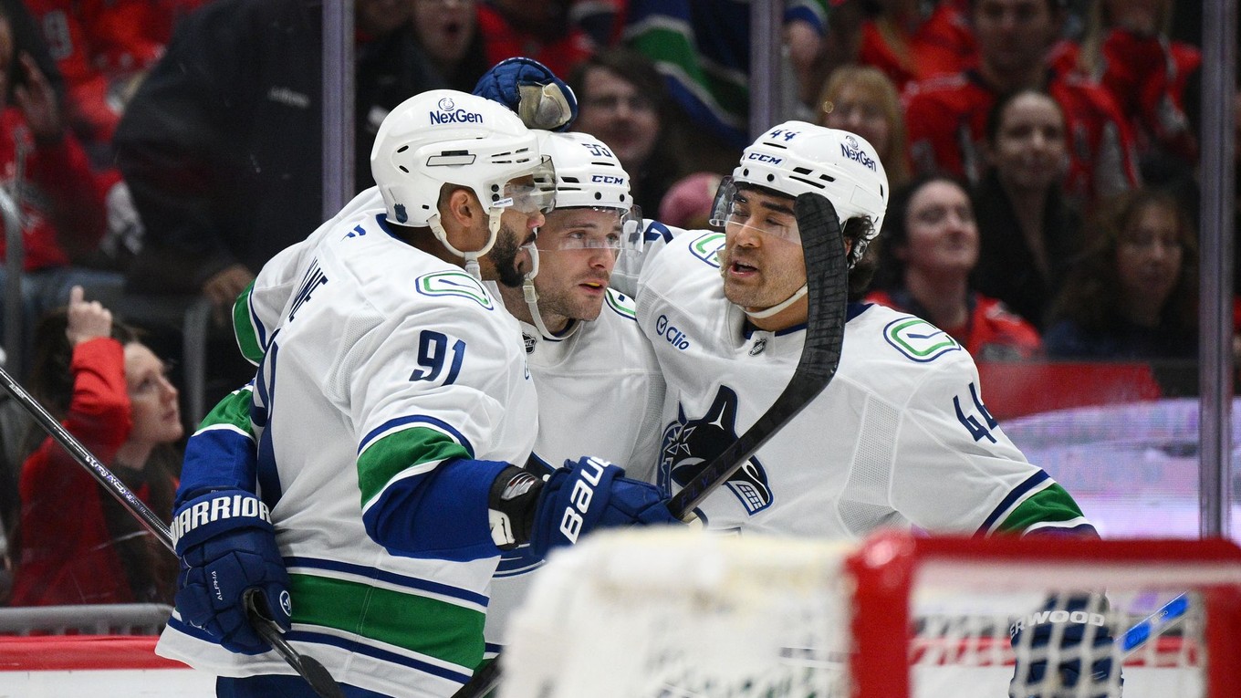 Radosť hokejistov Vancouveru Canucks po strelení gólu.
