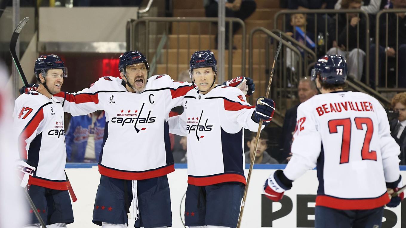 Radosť hokejistov Washington Capitals po strelení gólu proti New York Rangers.