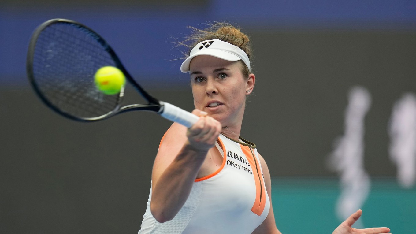 Linda Nosková odvracia úder Britky Sonay Kartalovej počas zápasu štvrťfinále ženskej dvojhry na WTA v Pekingu.