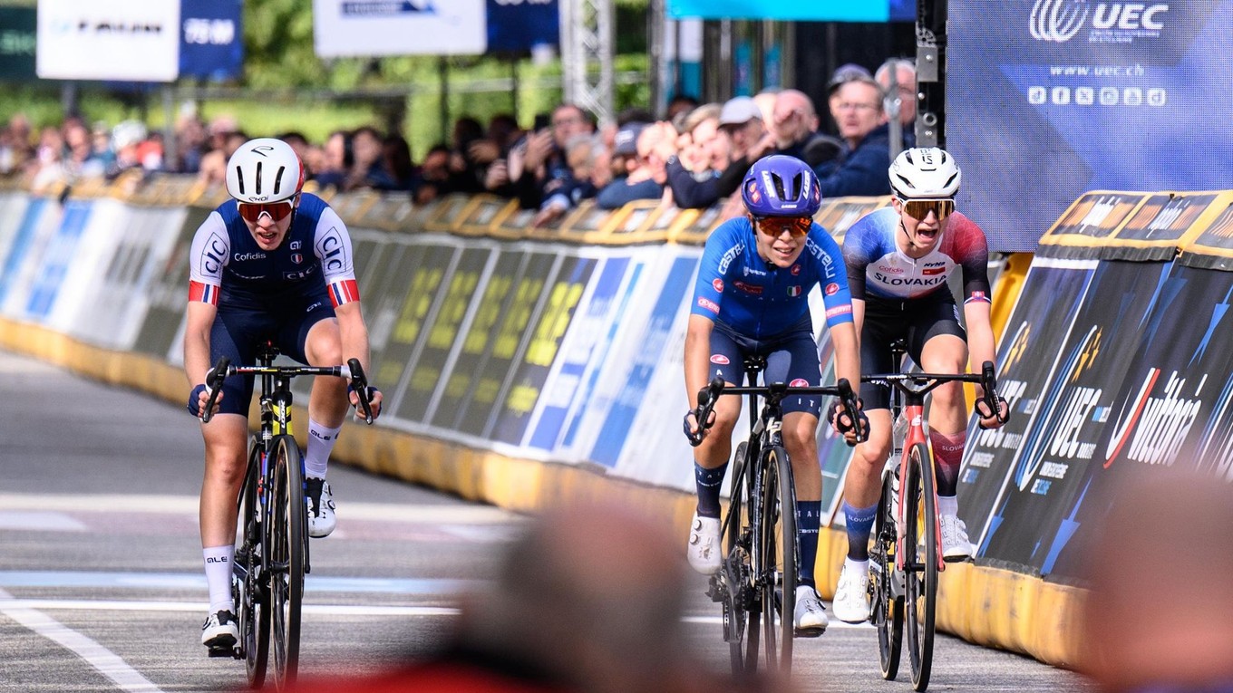 Viktória Chladoňová (vpravo) v šprinte o medaily v pretekoch U23 na ME v cyklistike 2025.