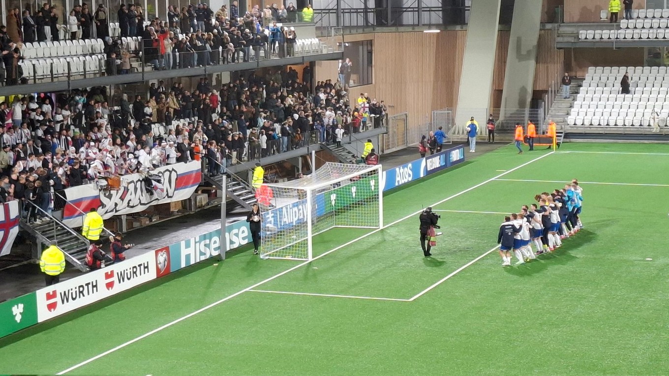 Futbalisti Faerských ostrovov oslavujú s fanúšikmi výhru 2:1 nad Českom.