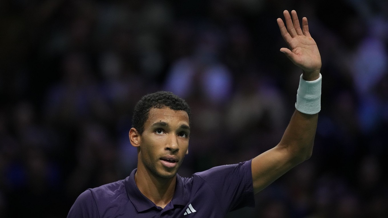Felix Auger-Aliassime oslavje víťazstvo vo štvrťfinále na ATP Masters 1000 v Paríži.