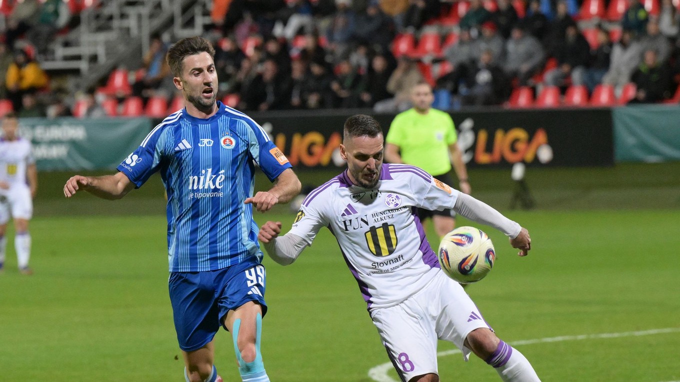 Andraž Šporar (Bratislava) a Šimon Šmehyl (Komárno) v zápase 3. kola dohrávky Niké ligy.