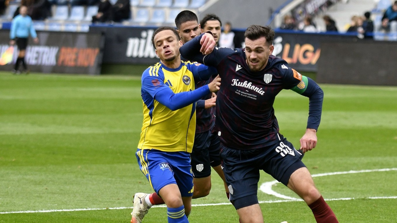 Zľava Kai Brosnan (Michalovce) a Taras Kacharaba (DAC) v zápase 12. kola futbalovej Niké ligy MFK Zemplín Michalovce - FC DAC 1904 Dunajská.