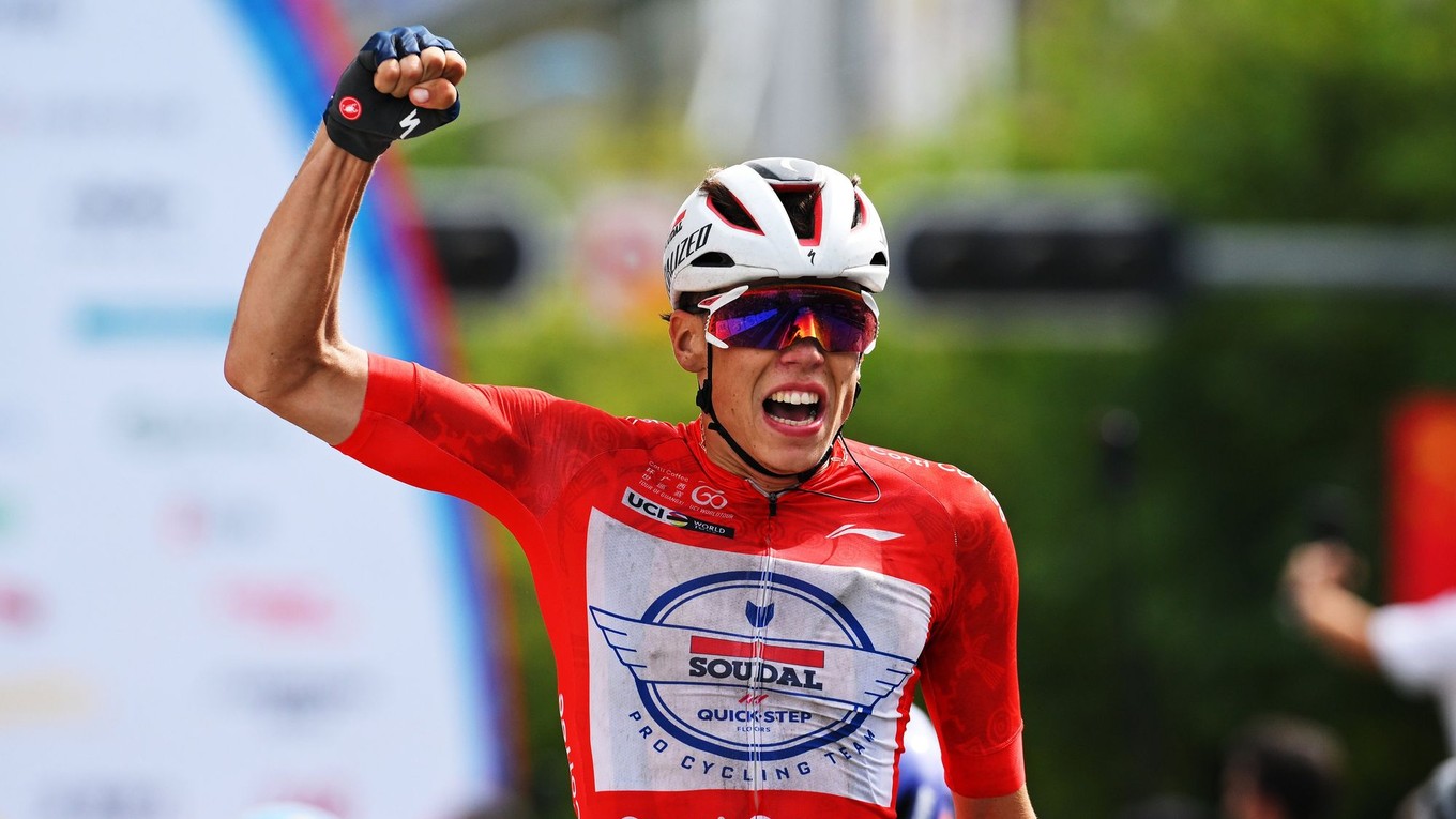 Paul Magnier sa teší z triumfu