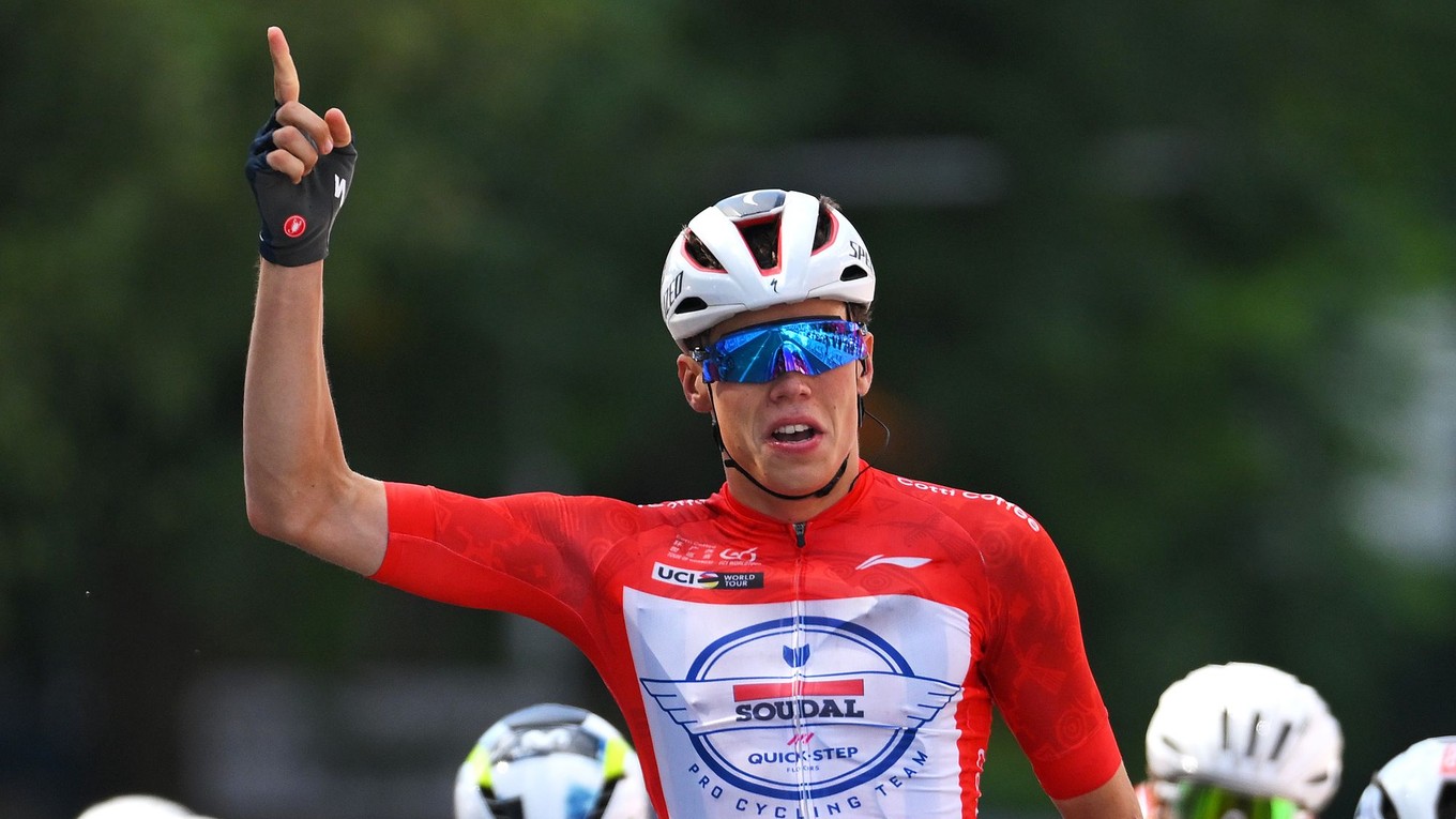 Paul Magnier sa teší z triumfu 