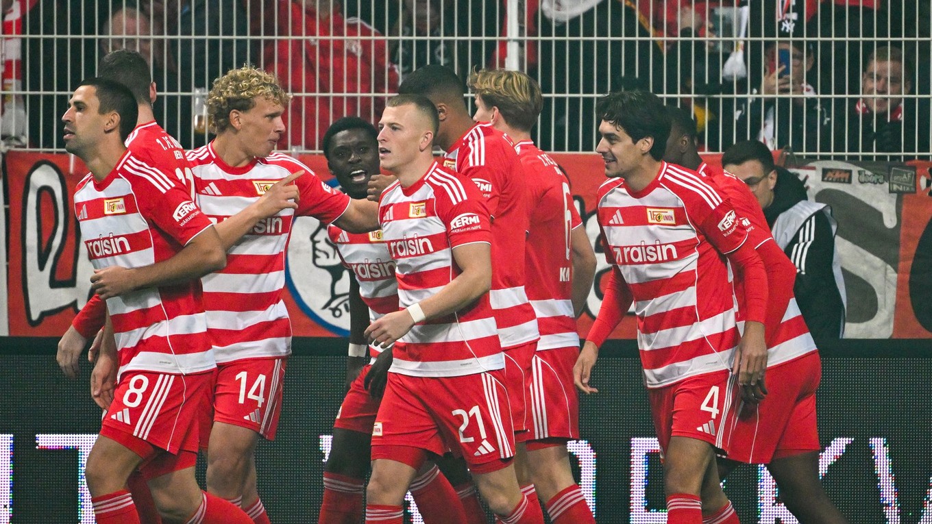 Radosť hráčov Unionu Berlín po strelení gólu proti Mönchengladbachu.