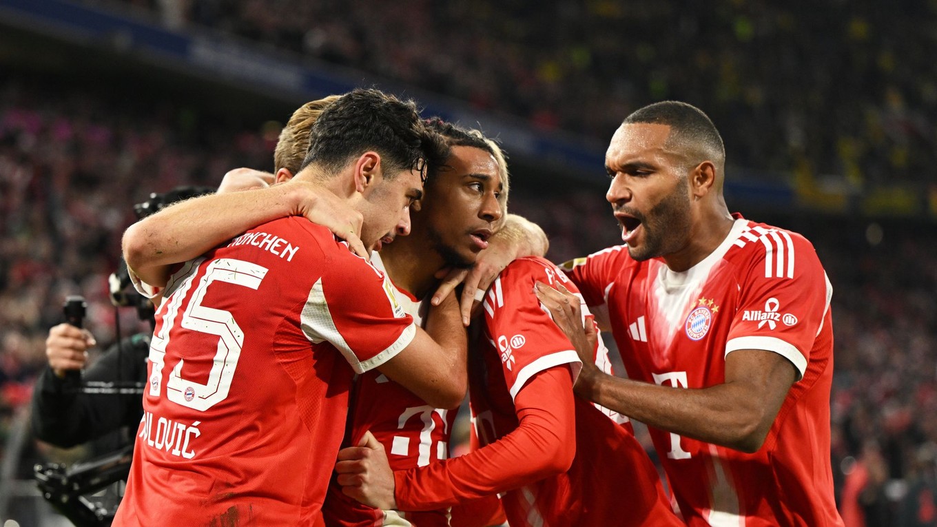 Hráči Bayernu oslavujú gól v sieti Dortmundu.