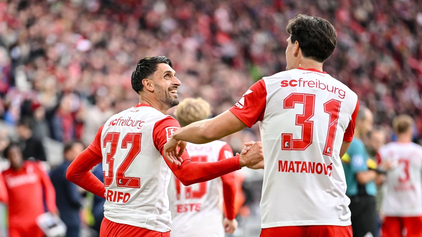 Vincenzo Grifo (vľavo) sa teší z vyrovnávajúceho gólu na 2:2 v zápase 7. kola nemeckej Bundesligy SC Freiburg - Eintracht Frankfurt.