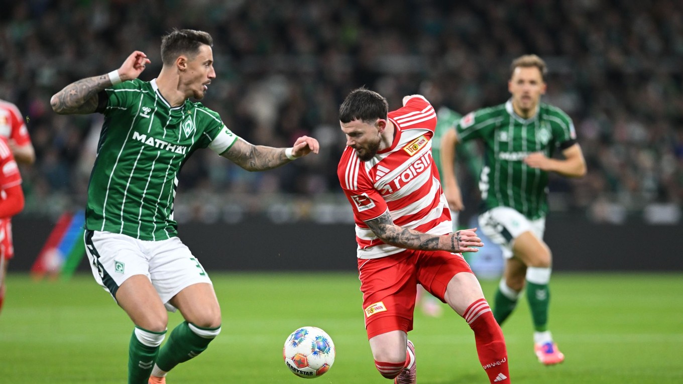 Hráč Marco Friedl (vľavo) z Werderu Brémy a Oliver Burke z Unionu Berlín