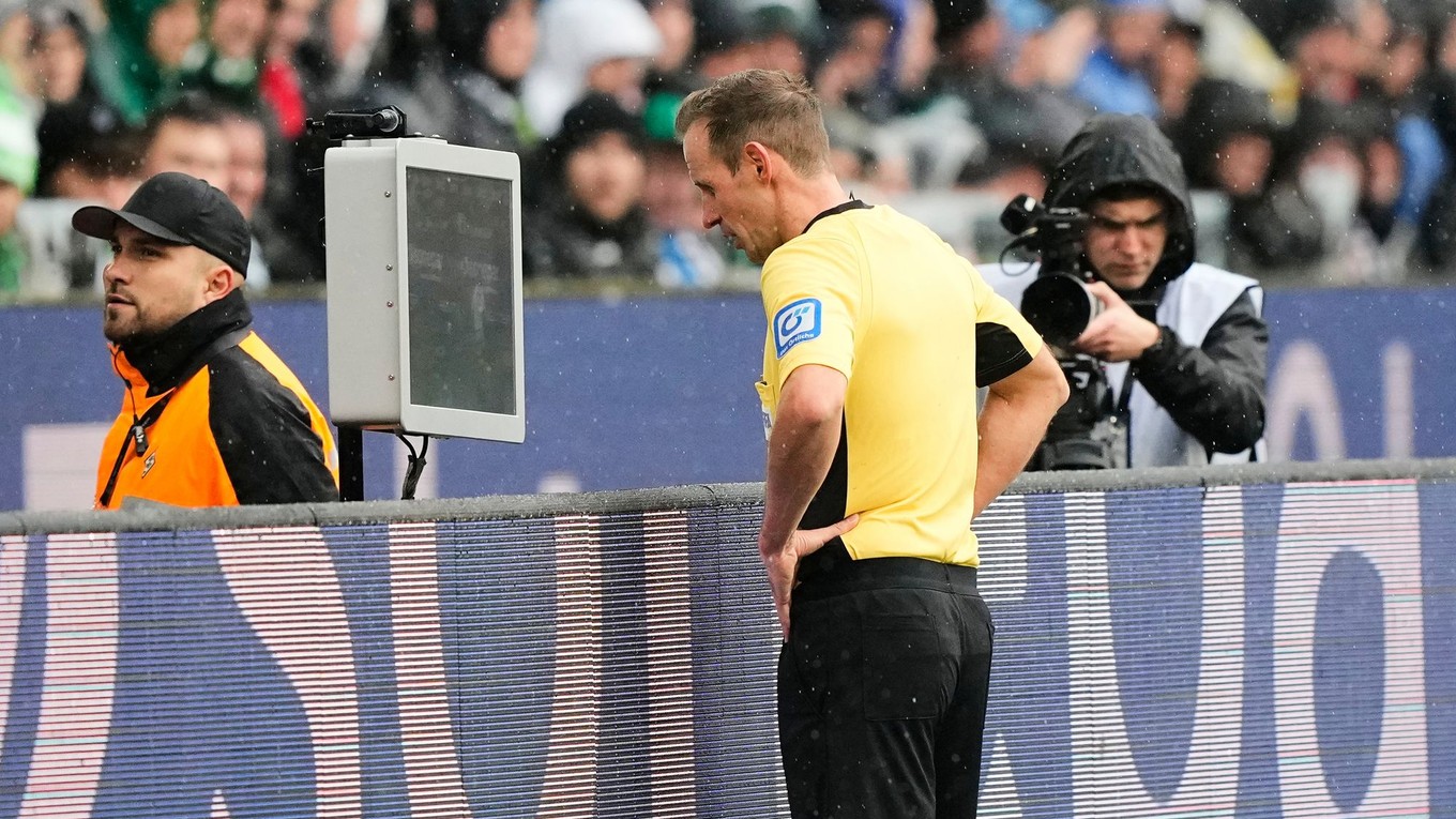 Rozhodca Sascha Stegemann kontroluje spornú situácie na monitore.