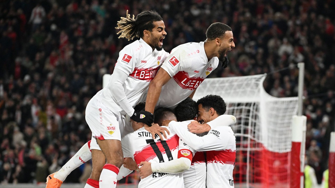 Hráči Stuttgartu oslavujú gól v sieti Mainzu.