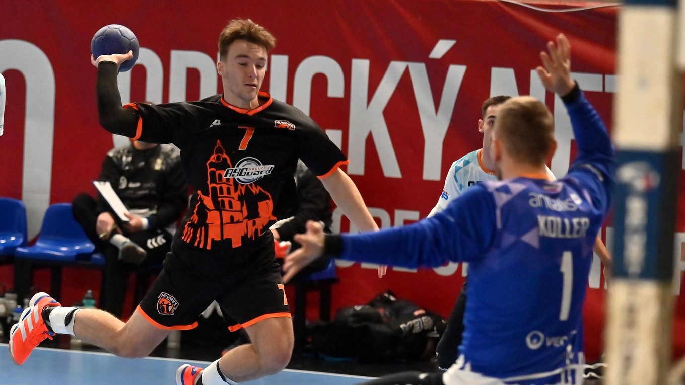Zľava Jakub Stavač (Košice) a brankár Michal Koller (ŠKP) počas zápasu v hádzanej mužov 8. kolo Niké Handball Extraligy HK Košice - ŠKP Bratislava.