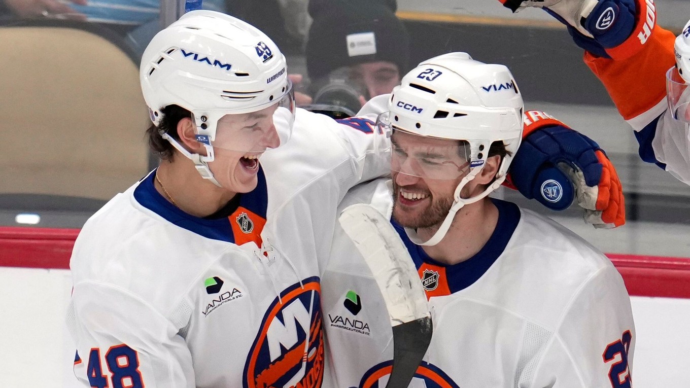 Jonathan Drouin a Matthew Schaefer.