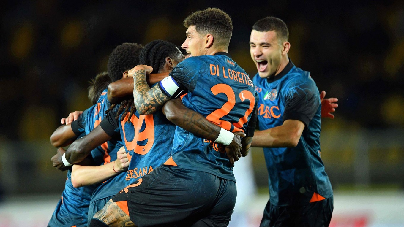 Neapol oslavuje gól. 