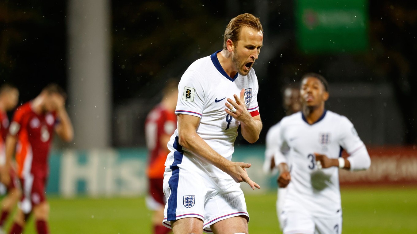 Harry Kane oslavuje gól v kvalifikačnom zápase proti Lotyšsku.