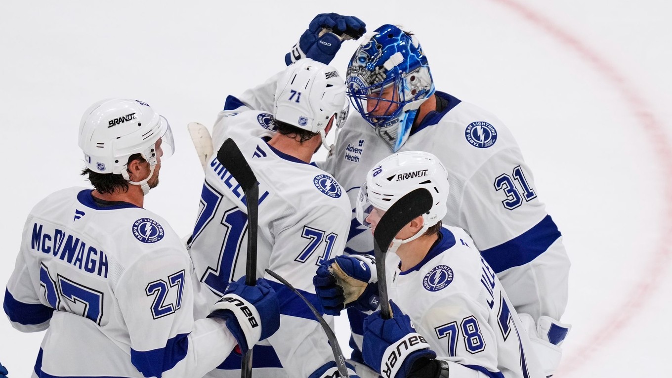 Hokejisti Tampy Bay Lightning oslavujú víťazstvo.
